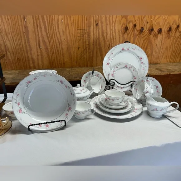 Valmont Debonaire China Japan Dinnerware Set - Picture 1 of 1